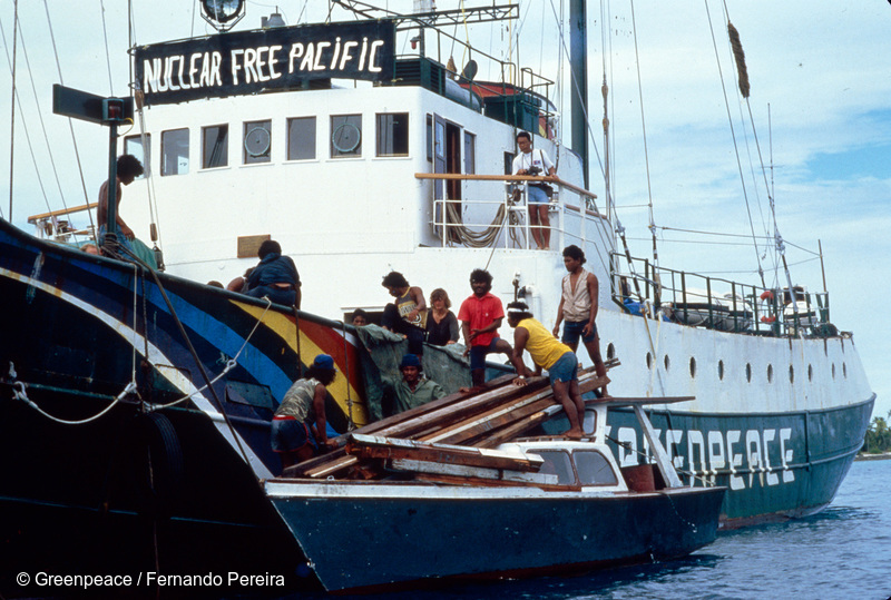 1985년 그린피스 해양 감시선 레인보우 워리어가 마셜 제도의 롱겔라프 환초에서 구조가 필요한 주민들과 100톤의 짐을 이동시키는 장면